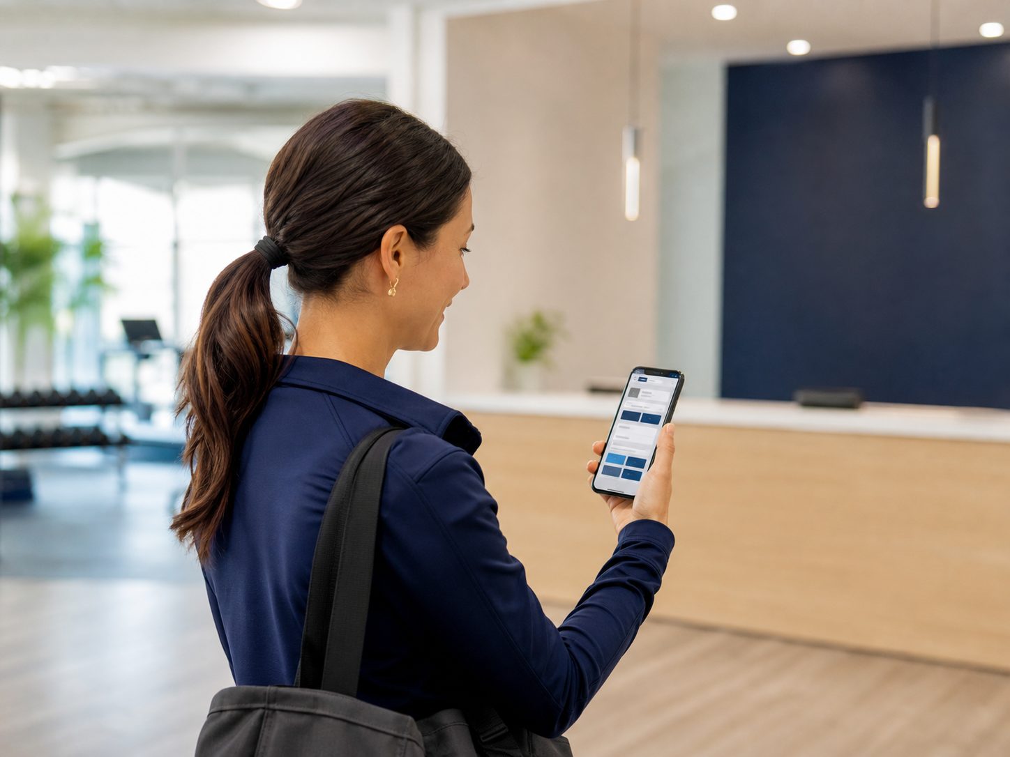 Persona revisando clases disponibles desde una app
